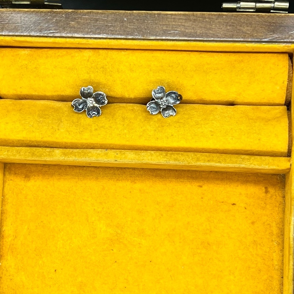 Vintage Real Stainless earrings |Screw Back| Flower πΈ Shape earrings - Picture 1 of 7